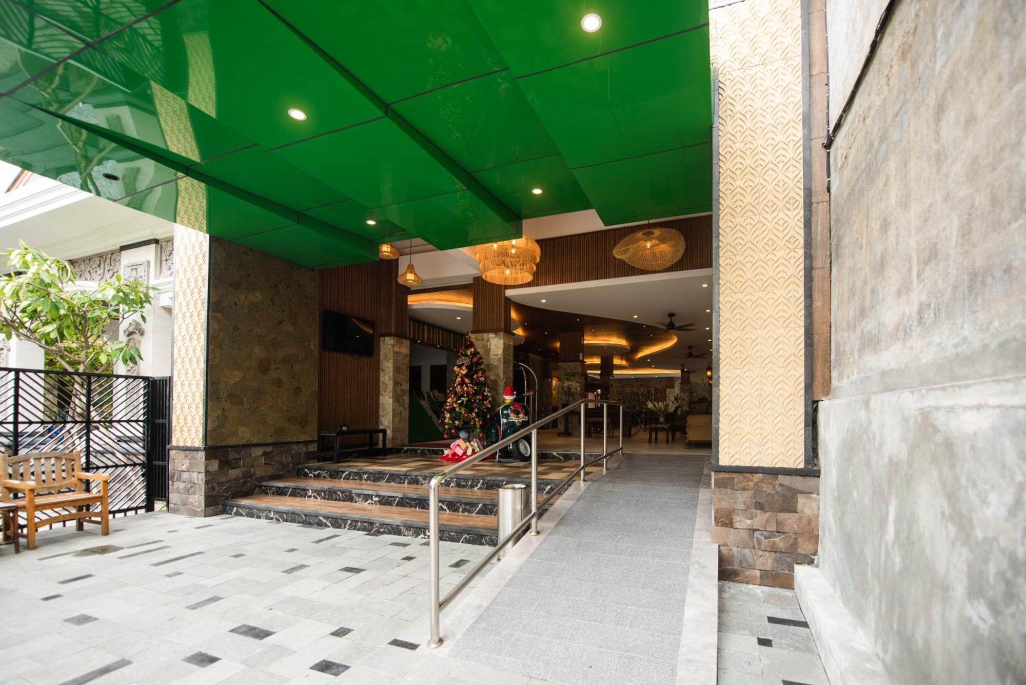 Sandat Hotel Legian Екстериор снимка